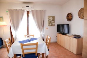 Apartment, 2 Schlafzimmer, Erdgeschoss | Wohnbereich | Flachbildfernseher