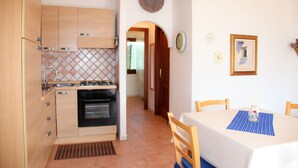 Appartement, 2 chambres, rez-de-chaussée | Cuisine privée | Machine à expresso, grand réfrigérateur, four, plaque de cuisson
