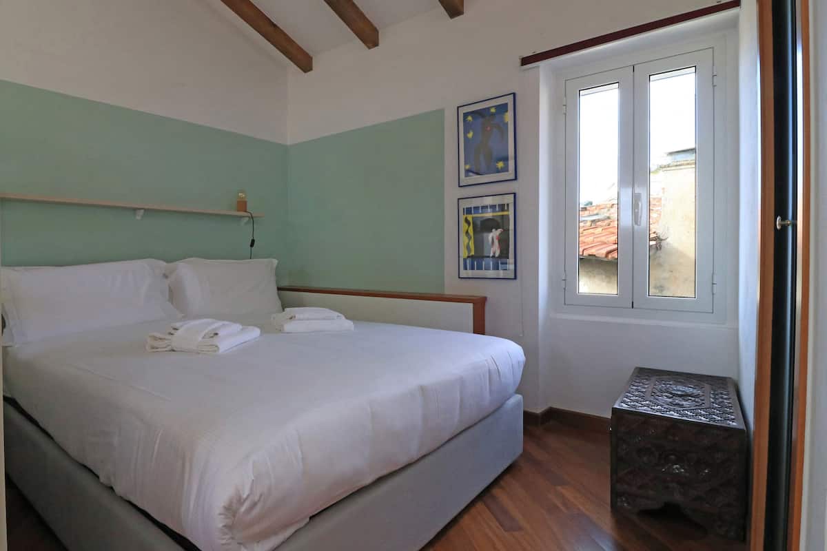 Studio | Iron/ironing board, bed sheets
