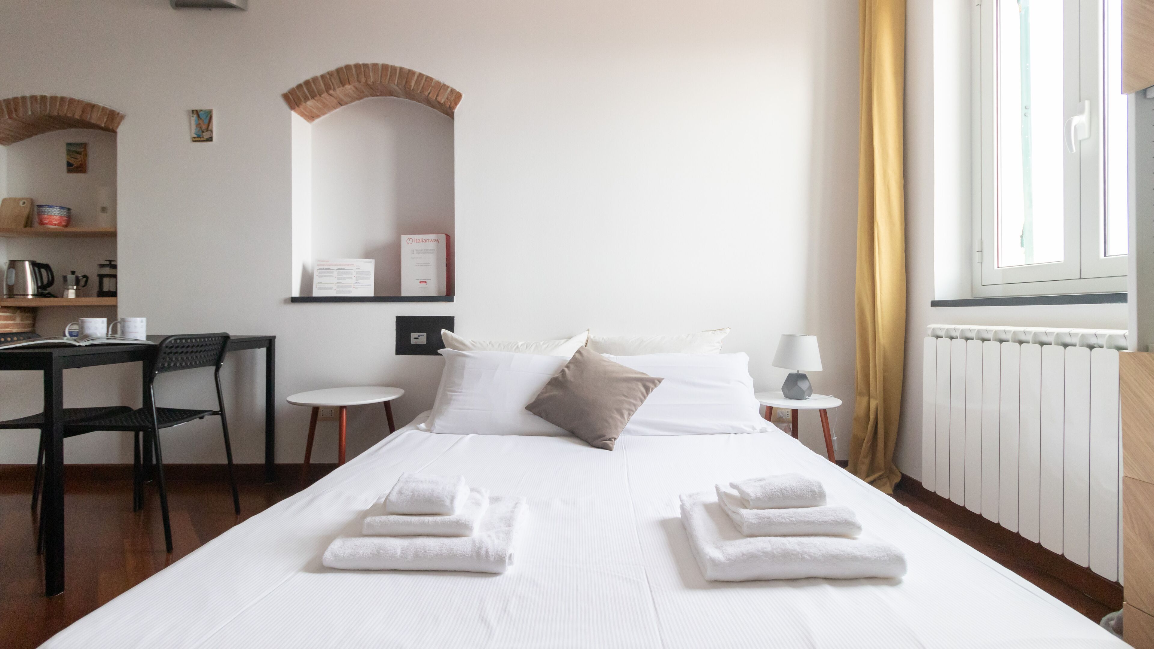 Studio | Iron/ironing board, bed sheets