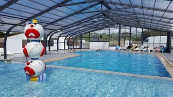 Kolam renang terbuka bermusim, payung kolam, kerusi lepak pantai