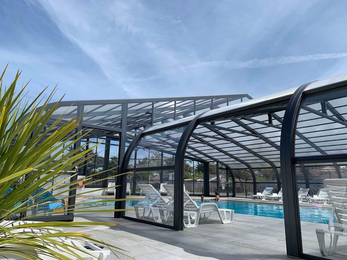 Piscine extérieure (ouverte en saison), parasols de plage