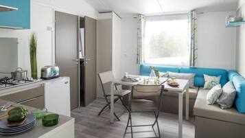 Mobil Karavan (6 pax) | Area keluarga | TV layar datar