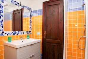 Apartment, 1 Bedroom | Bathroom | Shower, rainfall showerhead, bidet, towels - Appartamenti in centro i Gerani (San Teodoro)