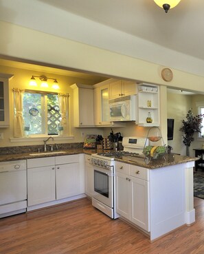 ไมโครเวฟ, เตาประกอบอาหาร, เครื่องล้างจาน, เครื่องครัว/จาน/ช้อนส้อม