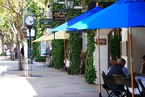 รับประทานอาหารกลางแจ้ง