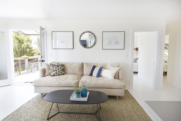 TV - Surf Bungalow at the Lazy Hummingbird (Summerland)