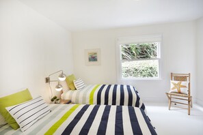 2 bedrooms - Surf Bungalow at the Lazy Hummingbird (Summerland)