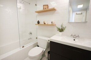 Bathroom - Surf Bungalow at the Lazy Hummingbird (Summerland)