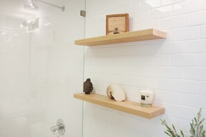 Bathroom - Surf Bungalow at the Lazy Hummingbird (Summerland)