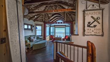 TV layar datar, perapian, dan pemutar DVD