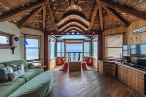 Flat-screen TV, fireplace, DVD player - Hobbit House on Miramar Beach (Santa Barbara)