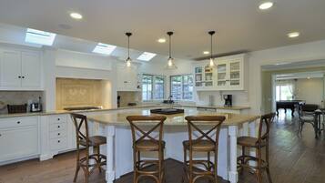 Microwave, kompor, dan mesin pencuci piring