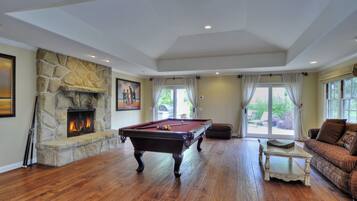 TV, perapian, meja tenis meja, dan kantor