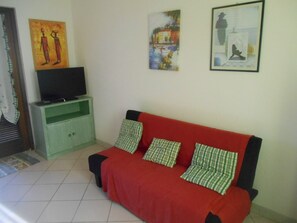 Apartamento, 2 quartos | Área de estar | TV de tela plana