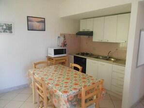 Apartment, 2 Schlafzimmer | Eigene Küche | Großer Kühlschrank, Mikrowelle, Ofen, Herdplatte