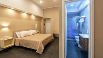 Minibar, coffres-forts dans les chambres, bureau