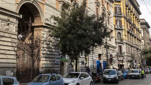 Un edificio histórico con arquitectura clásica, con varios balcones y detalles ornamentales.
