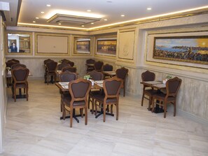 Se ofrece un desayuno bufé (30 TRY por persona)