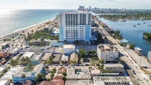 Un hôtel de grande hauteur offrant une vue sur la plage et le port de plaisance.