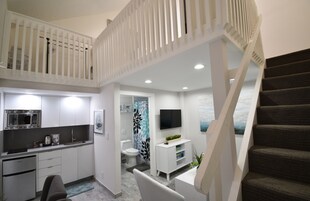 Refrigerador, microondas, placa de cocina, cafetera/tetera