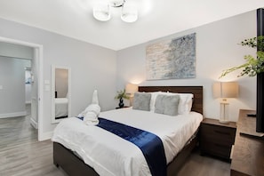 4 bedrooms, iron/ironing board, free WiFi - Comfortable Luxurious Home with Hot Tub, Near the Beach (Hallandale Beach)