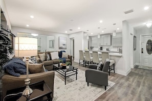 TV - Comfortable Luxurious Home with Hot Tub, Near the Beach (Hallandale Beach)