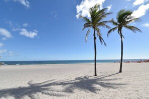 On the beach - Hobe Unit 7 A (Hollywood)