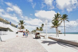 On the beach - Hobe Unit 7 A (Hollywood)