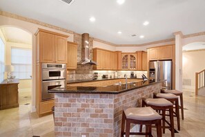 House (4 Bedrooms) | Private kitchen | Fridge, microwave, oven, stovetop