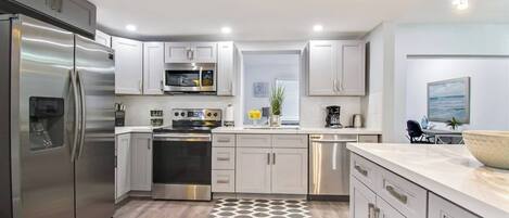 Coffee/tea maker, toaster, blender, mixer