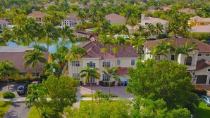 Exterior - Gorgeous 5 Bedroom Home W Heated Pool Canal Front (Hollywood)