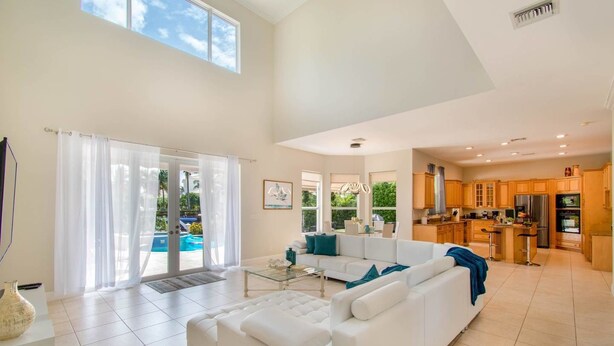 TV - Gorgeous 5 Bedroom Home W Heated Pool Canal Front (Hollywood)