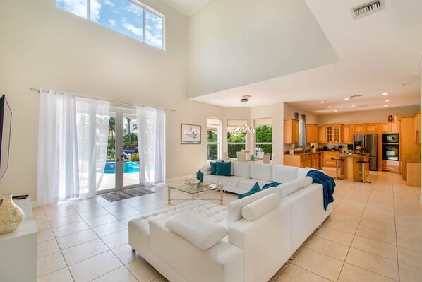 TV - Gorgeous 5 Bedroom Home W Heated Pool Canal Front (Hollywood)