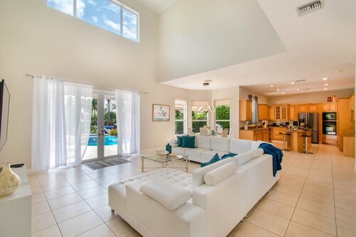 Gorgeous 5 Bedroom Home W Heated Pool Canal Front