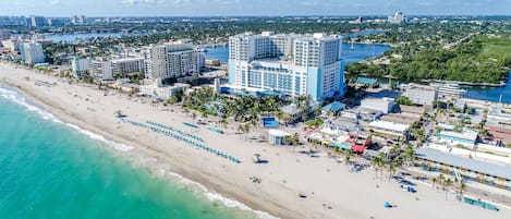 Una playa cerca, toallas de playa