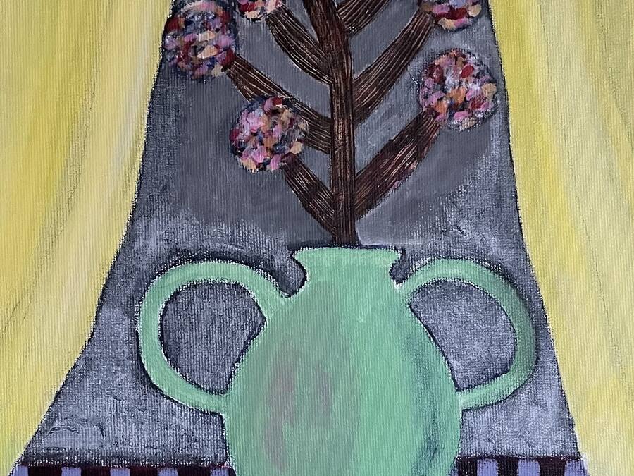 Una pintura de un jarrón con flores y un diseño a rayas debajo.