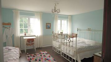 Værelse til 3 personer med fælles badeværelser | Ropa de cama hipoalergénica y decoración personalizada