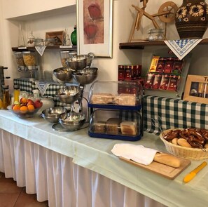 A buffet table with various food items and serving utensils. - Gasthof zur Post (Inning A. Ammersee)