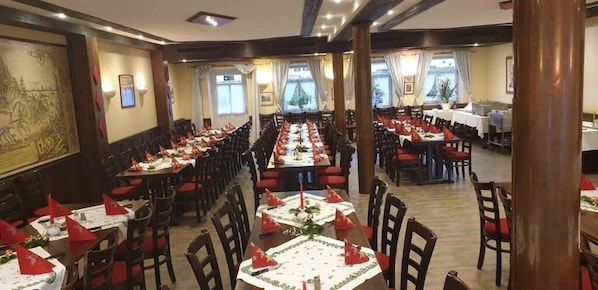 Der serveres frokost, aftensmad og regionale retter