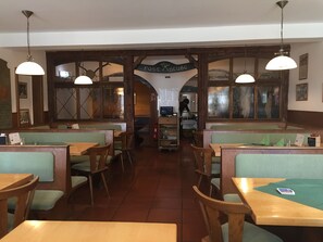 Lunch and dinner served, Regional cuisine - Gasthof zur Post (Inning A. Ammersee)