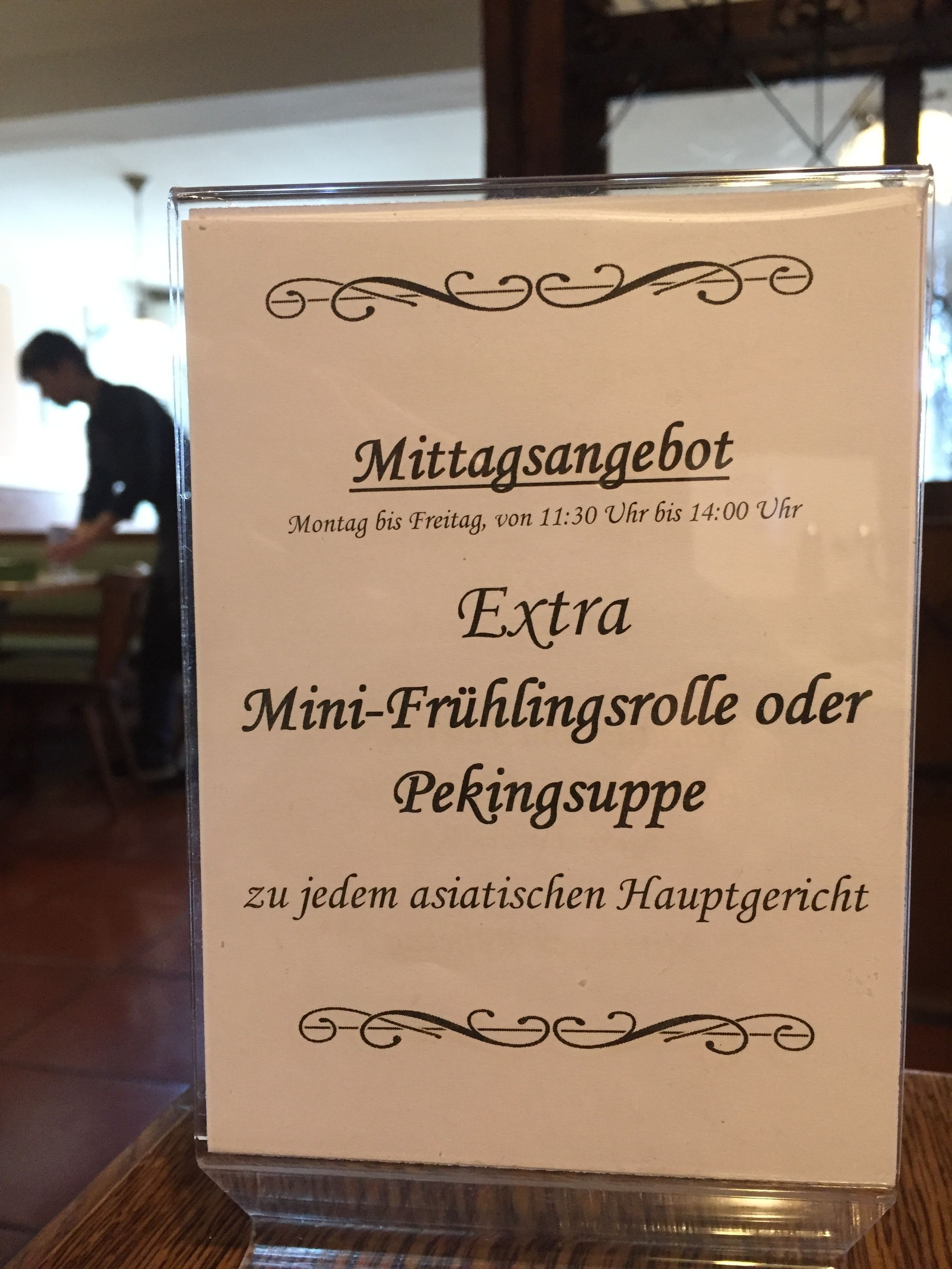 Un tableau affichant le menu du jour, avec une offre spéciale : des portions supplémentaires de mini-rouleaux de printemps ou de soupe de Pékin, proposée à tous les chefs asiatiques.