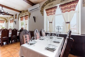 Lunch, dinner, brunch served; Russian cuisine, al fresco dining - Zolotaya 7 Hotel (Semivragi)