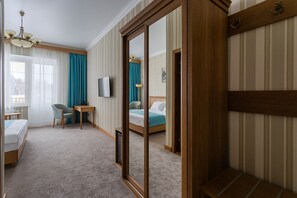 1 bedroom, desk, blackout curtains, soundproofing - Zolotaya 7 Hotel (Semivragi)