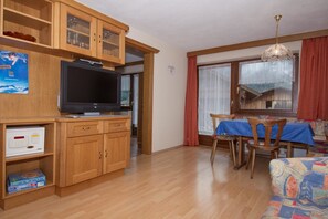 Apartment (Typ C) | Wohnzimmer | Flachbildfernseher