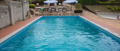 Una piscina al aire libre