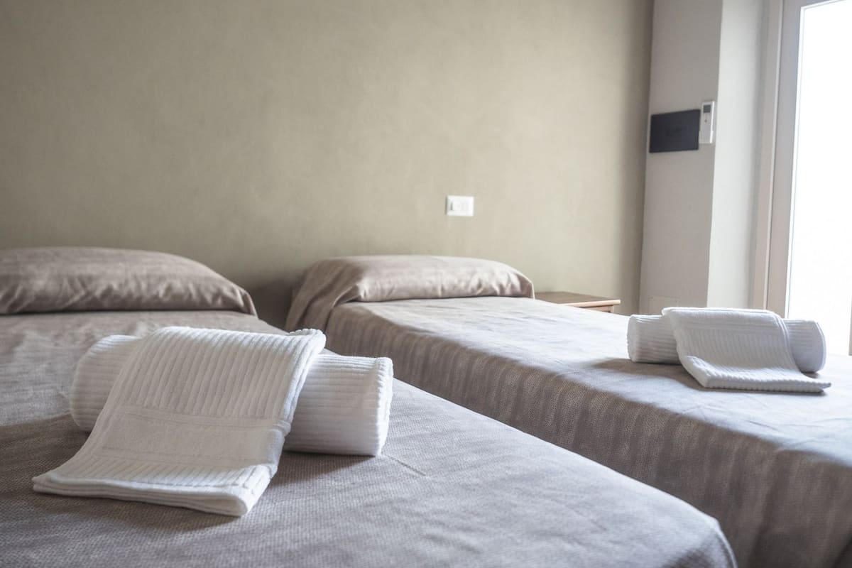 Habitación con 2 camas individuales, con acceso para personas discapacitadas | Decoración personalizada, muebles diferentes y insonorización