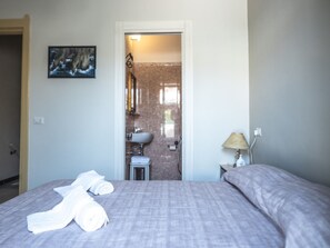 Basic Room | Individually decorated, individually furnished, soundproofing, free WiFi