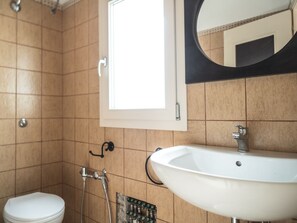 Chambre avec lits jumeaux, accessible aux personnes à mobilité réduite | Lavabo de la salle de bain