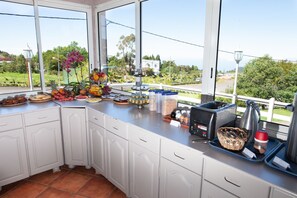 Tägliches Frühstücksbuffet (10 EUR pro Person)